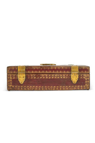 A ROYAL LOUIS XV ORMOLU-MOUNTED GILT-TOOLED RED LEATHER COFFRET - Foto 3