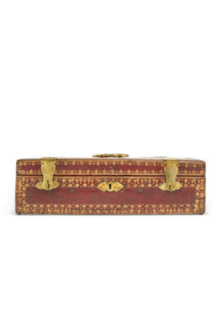 A ROYAL LOUIS XV ORMOLU-MOUNTED GILT-TOOLED RED LEATHER COFFRET - Foto 4