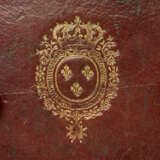 A ROYAL LOUIS XV ORMOLU-MOUNTED GILT-TOOLED RED LEATHER COFFRET - Foto 6