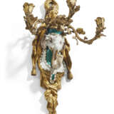 A PAIR OF FRENCH ORMOLU AND PORCELAIN-MOUNTED THREE-BRANCH WALL-LIGHTS - Foto 2