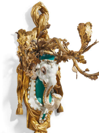 A PAIR OF FRENCH ORMOLU AND PORCELAIN-MOUNTED THREE-BRANCH WALL-LIGHTS - фото 3