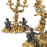 A PAIR OF LOUIS XV PATINATED-BRONZE AND ORMOLU THREE-LIGHT CANDELABRA - Foto 2
