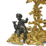 A PAIR OF LOUIS XV PATINATED-BRONZE AND ORMOLU THREE-LIGHT CANDELABRA - Foto 4