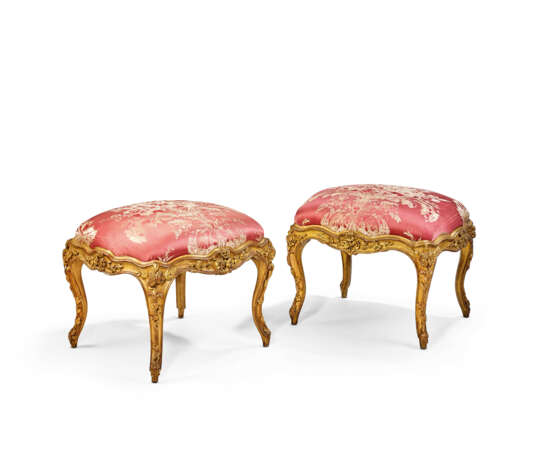 A MATCHED PAIR OF FRENCH GILT WALNUT TABOURETS - фото 1
