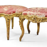 A MATCHED PAIR OF FRENCH GILT WALNUT TABOURETS - Foto 2