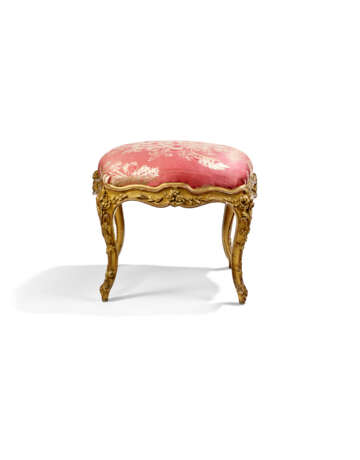 A MATCHED PAIR OF FRENCH GILT WALNUT TABOURETS - Foto 3