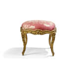 A MATCHED PAIR OF FRENCH GILT WALNUT TABOURETS - Foto 3