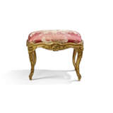 A MATCHED PAIR OF FRENCH GILT WALNUT TABOURETS - Foto 4