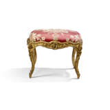 A MATCHED PAIR OF FRENCH GILT WALNUT TABOURETS - Foto 5