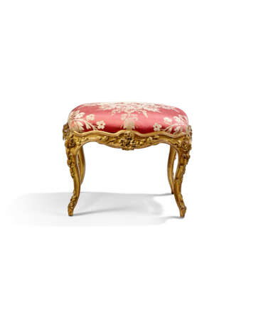 A MATCHED PAIR OF FRENCH GILT WALNUT TABOURETS - Foto 5