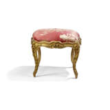 A MATCHED PAIR OF FRENCH GILT WALNUT TABOURETS - Foto 6