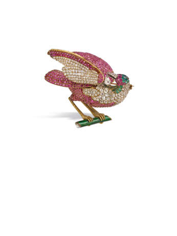 AN ANTIQUE RUBY, EMERALD, ENAMEL AND DIAMOND TREMBLEUSE BROOCH OF A PERCHED BIRD - фото 1
