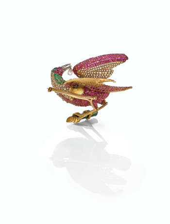 AN ANTIQUE RUBY, EMERALD, ENAMEL AND DIAMOND TREMBLEUSE BROOCH OF A PERCHED BIRD - фото 2