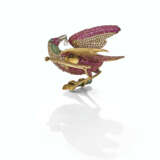 AN ANTIQUE RUBY, EMERALD, ENAMEL AND DIAMOND TREMBLEUSE BROOCH OF A PERCHED BIRD - фото 2