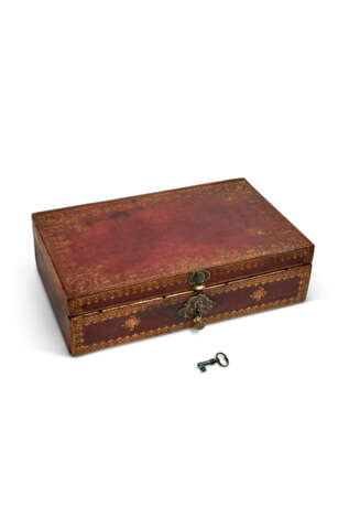 A LOUIS XV BRASS-MOUNTED GILT-TOOLED RED LEATHER COFFRET - фото 1