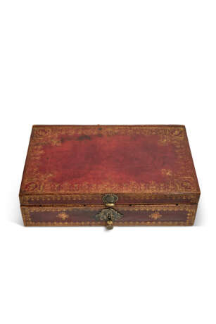 A LOUIS XV BRASS-MOUNTED GILT-TOOLED RED LEATHER COFFRET - photo 2