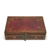 A LOUIS XV BRASS-MOUNTED GILT-TOOLED RED LEATHER COFFRET - Foto 2