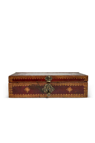 A LOUIS XV BRASS-MOUNTED GILT-TOOLED RED LEATHER COFFRET - Foto 3