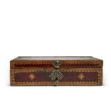 A LOUIS XV BRASS-MOUNTED GILT-TOOLED RED LEATHER COFFRET - фото 3