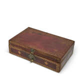 A LOUIS XV BRASS-MOUNTED GILT-TOOLED RED LEATHER COFFRET - фото 4