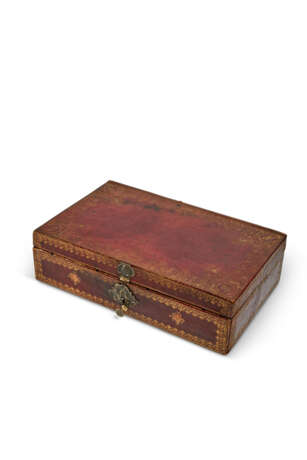 A LOUIS XV BRASS-MOUNTED GILT-TOOLED RED LEATHER COFFRET - Foto 4