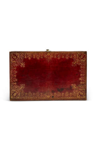A LOUIS XV BRASS-MOUNTED GILT-TOOLED RED LEATHER COFFRET - Foto 5