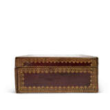 A LOUIS XV BRASS-MOUNTED GILT-TOOLED RED LEATHER COFFRET - Foto 6