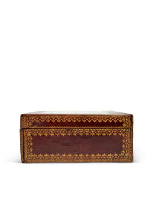 A LOUIS XV BRASS-MOUNTED GILT-TOOLED RED LEATHER COFFRET - Foto 6