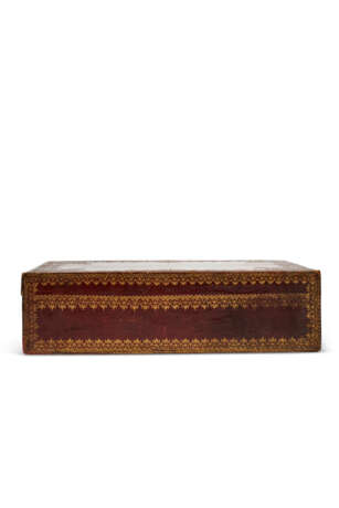 A LOUIS XV BRASS-MOUNTED GILT-TOOLED RED LEATHER COFFRET - фото 7