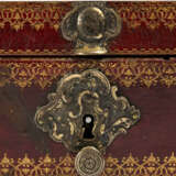 A LOUIS XV BRASS-MOUNTED GILT-TOOLED RED LEATHER COFFRET - photo 9