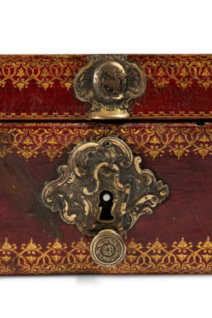 A LOUIS XV BRASS-MOUNTED GILT-TOOLED RED LEATHER COFFRET - фото 9