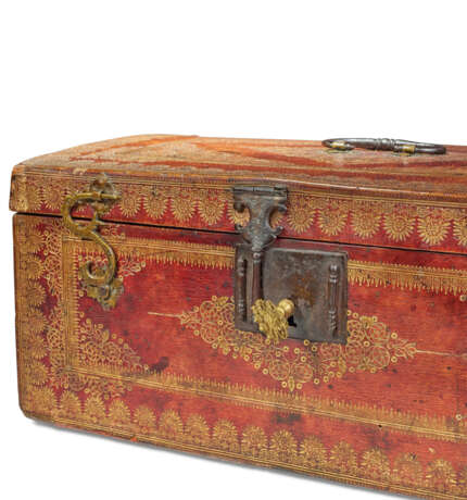 A FRENCH BRASS-MOUNTED GILT-TOOLED RED LEATHER COFFRET - фото 4