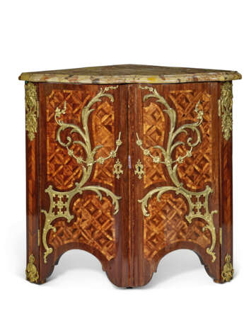 A PAIR OF REGENCE ORMOLU-MOUNTED AMARANTH, AND SATINWOOD PARQUETRY ENCOIGNURES - Foto 4