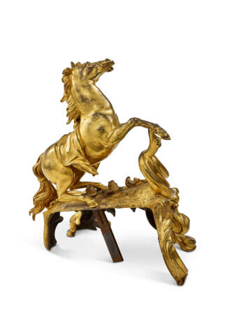 A PAIR OF LOUIS XV ORMOLU CHENETS `AUX CHEVAUX CABRES` - Foto 4