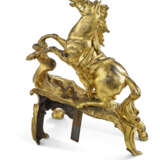 A PAIR OF LOUIS XV ORMOLU CHENETS `AUX CHEVAUX CABRES` - Foto 6