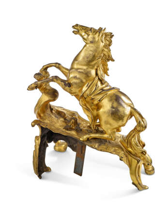 A PAIR OF LOUIS XV ORMOLU CHENETS `AUX CHEVAUX CABRES` - Foto 6