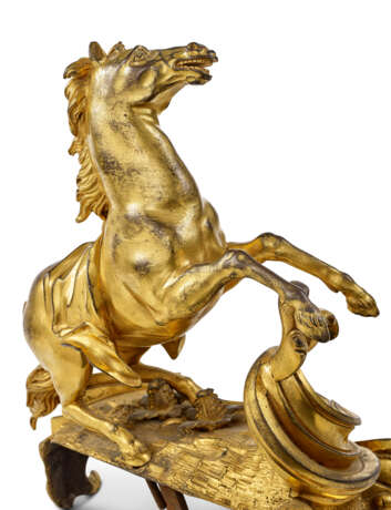A PAIR OF LOUIS XV ORMOLU CHENETS `AUX CHEVAUX CABRES` - Foto 7