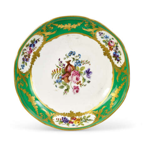 A LARGE ASSEMBLED SEVRES PORCELAIN (LATER-DECORATED) GREEN-GROUND PART DINNER AND DESSERT SERVICE - Foto 8
