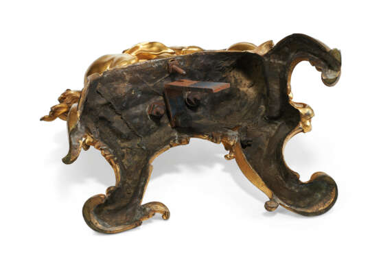 A PAIR OF LOUIS XV ORMOLU CHENETS `AUX CHEVAUX CABRES` - Foto 10