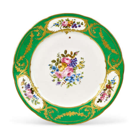 A LARGE ASSEMBLED SEVRES PORCELAIN (LATER-DECORATED) GREEN-GROUND PART DINNER AND DESSERT SERVICE - Foto 9