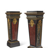 A PAIR OF NAPOLEON III ORMOLU-MOUNTED EBONY, ROUGE GRIOTTE MARBLE, PEWTER AND BRASS-INLAID `BOULLE` MARQUETRY PEDESTALS - Foto 2