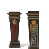 A PAIR OF NAPOLEON III ORMOLU-MOUNTED EBONY, ROUGE GRIOTTE MARBLE, PEWTER AND BRASS-INLAID `BOULLE` MARQUETRY PEDESTALS - Foto 3