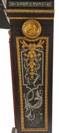 A PAIR OF NAPOLEON III ORMOLU-MOUNTED EBONY, ROUGE GRIOTTE MARBLE, PEWTER AND BRASS-INLAID `BOULLE` MARQUETRY PEDESTALS - Foto 4