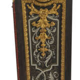 A PAIR OF NAPOLEON III ORMOLU-MOUNTED EBONY, ROUGE GRIOTTE MARBLE, PEWTER AND BRASS-INLAID `BOULLE` MARQUETRY PEDESTALS - Foto 4