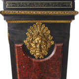 A PAIR OF NAPOLEON III ORMOLU-MOUNTED EBONY, ROUGE GRIOTTE MARBLE, PEWTER AND BRASS-INLAID `BOULLE` MARQUETRY PEDESTALS - Foto 5