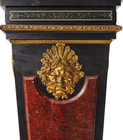 A PAIR OF NAPOLEON III ORMOLU-MOUNTED EBONY, ROUGE GRIOTTE MARBLE, PEWTER AND BRASS-INLAID `BOULLE` MARQUETRY PEDESTALS - Foto 5