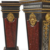 A PAIR OF NAPOLEON III ORMOLU-MOUNTED EBONY, ROUGE GRIOTTE MARBLE, PEWTER AND BRASS-INLAID `BOULLE` MARQUETRY PEDESTALS - Foto 6