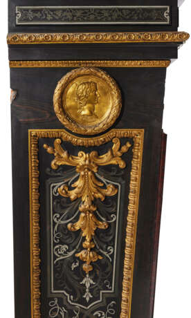 A PAIR OF NAPOLEON III ORMOLU-MOUNTED EBONY, ROUGE GRIOTTE MARBLE, PEWTER AND BRASS-INLAID `BOULLE` MARQUETRY PEDESTALS - Foto 7