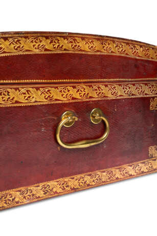 A ROYAL LOUIS XV ORMOLU-MOUNTED GILT-TOOLED RED LEATHER COFFRET - Foto 7