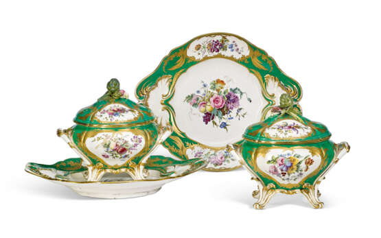 TWO SEVRES PORCELAIN GREEN-GROUND TUREENS, COVERS AND STANDS (POTS A OILLE ET PLATEAUX) - Foto 1